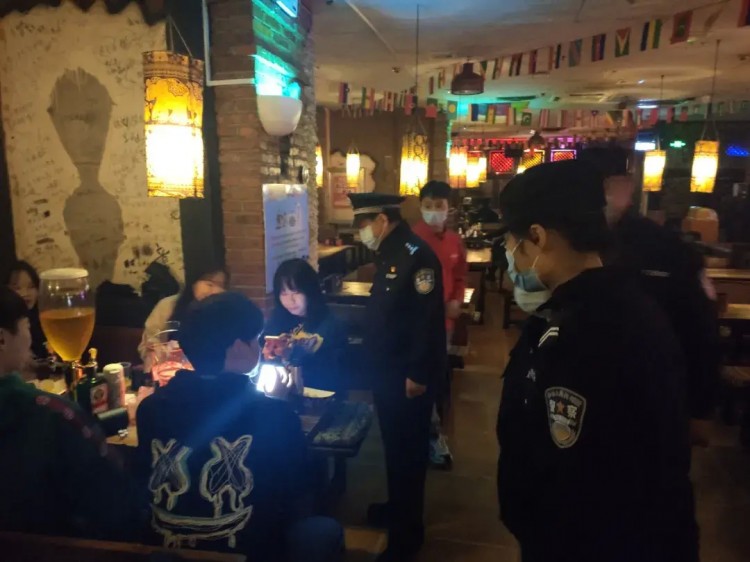 荊門出動百余警力盤查KTV足浴店酒店茶樓等場所