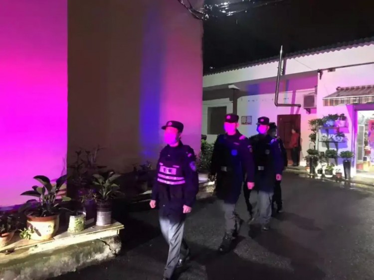荊門出動百余警力盤查KTV足浴店酒店茶樓等場所