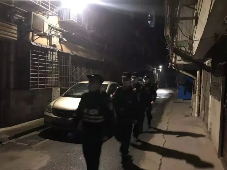 荊門出動百余警力盤查KTV足浴店酒店茶樓等場所