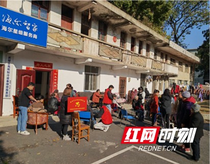 新時(shí)代文明實(shí)踐耀武陵|丹陽(yáng)街絲瓜井社區(qū)開(kāi)展“愛(ài)冬至”老年按摩體驗(yàn)活動(dòng)