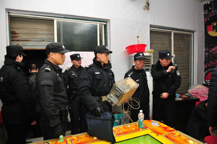 千騎卷平岡鶴壁警方開展掃黃打賭集中行動