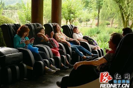 推出了張家界黃龍洞景區掃碼支付智能按摩服務