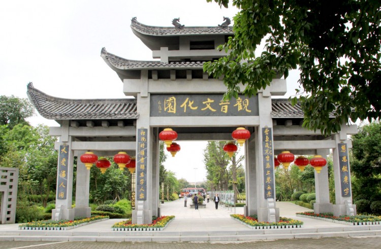 這個盆地中心城市不僅有紅海死海還背靠侏羅紀公園