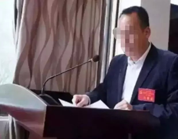 河池一官員打牌賭博還讓女副鄉長按摩紀委已介入調查
