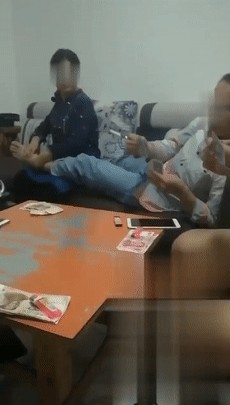 河池一官員邊打牌賭博邊讓女副鄉(xiāng)長按摩紀(jì)委最新通報(bào)來了！