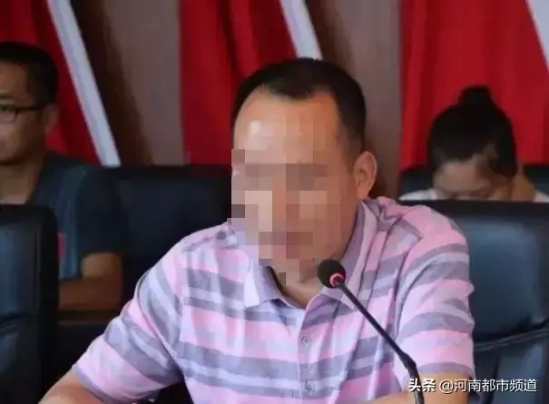 河池一官員邊打牌賭博邊讓女副鄉(xiāng)長按摩紀(jì)委最新通報(bào)來了！