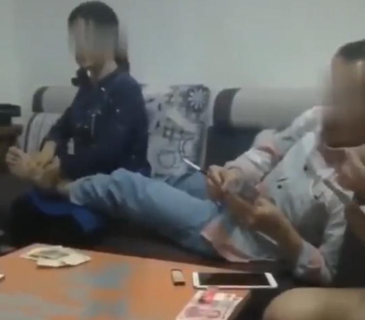 河池打牌男干部讓女同事按摩基層官場生態(tài)要清朗