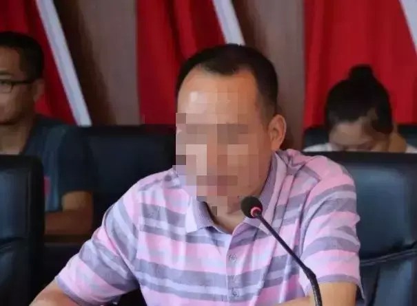 紀委最新通報來了！河池一官員邊打牌賭博邊讓女副鄉長按摩