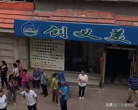 鐵嶺兩女子理療店前起爭執當街對罵大打出手