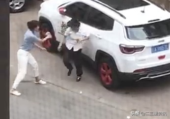 鐵嶺兩女子理療店前起爭執當街對罵大打出手