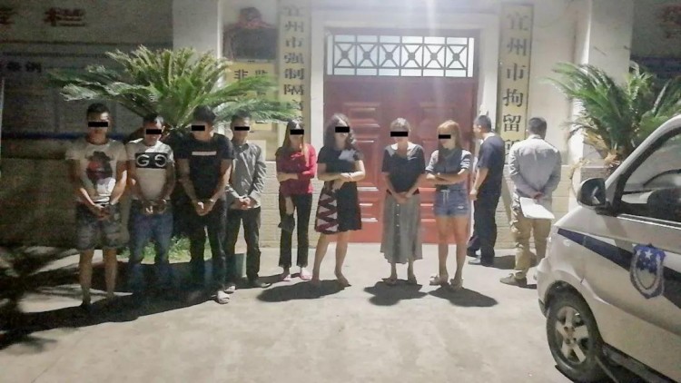 宜州一養身館后面裝著鐵門，隱藏著賣淫窩點，警方一舉搗毀抓獲9名涉黃人員