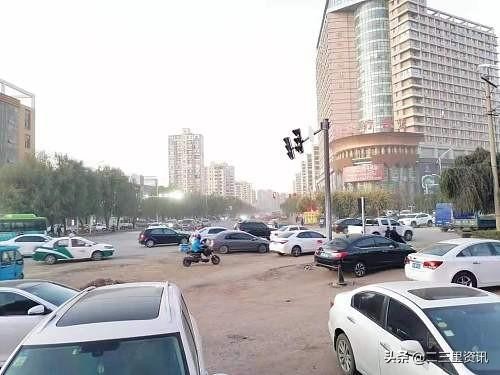 從遠(yuǎn)處看，鐵嶺這個路口就像“仙境”一樣，氣喘吁吁