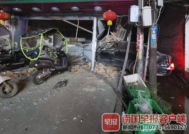 啥原因防城港一輛豐田車沖入美容會所司機腿都斷了……