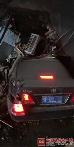啥原因防城港一輛豐田車沖入美容會所司機腿都斷了……