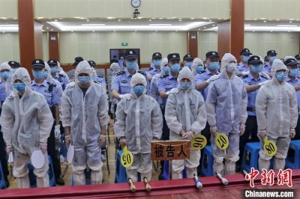 廣西河池東蘭韋道貴等42人重大涉黑案一審開(kāi)庭