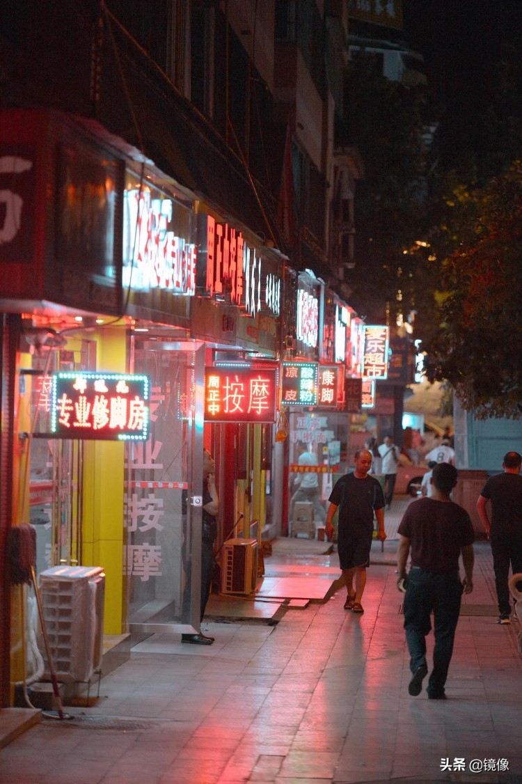 四川廣元老城的夜色：夜涼面+按摩店