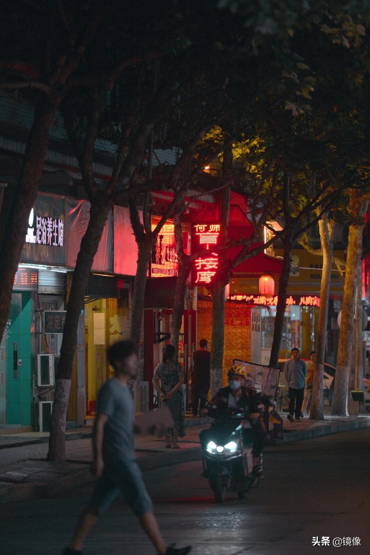 四川廣元老城的夜色：夜涼面+按摩店