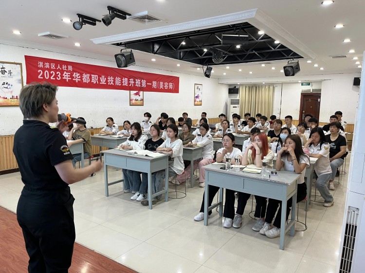 鶴壁市淇濱區(qū)九州路街道退役軍人服務(wù)站組織轄區(qū)內(nèi)退役軍人及現(xiàn)役軍人家屬聯(lián)合華都美容美發(fā)學(xué)校舉辦培訓(xùn)班