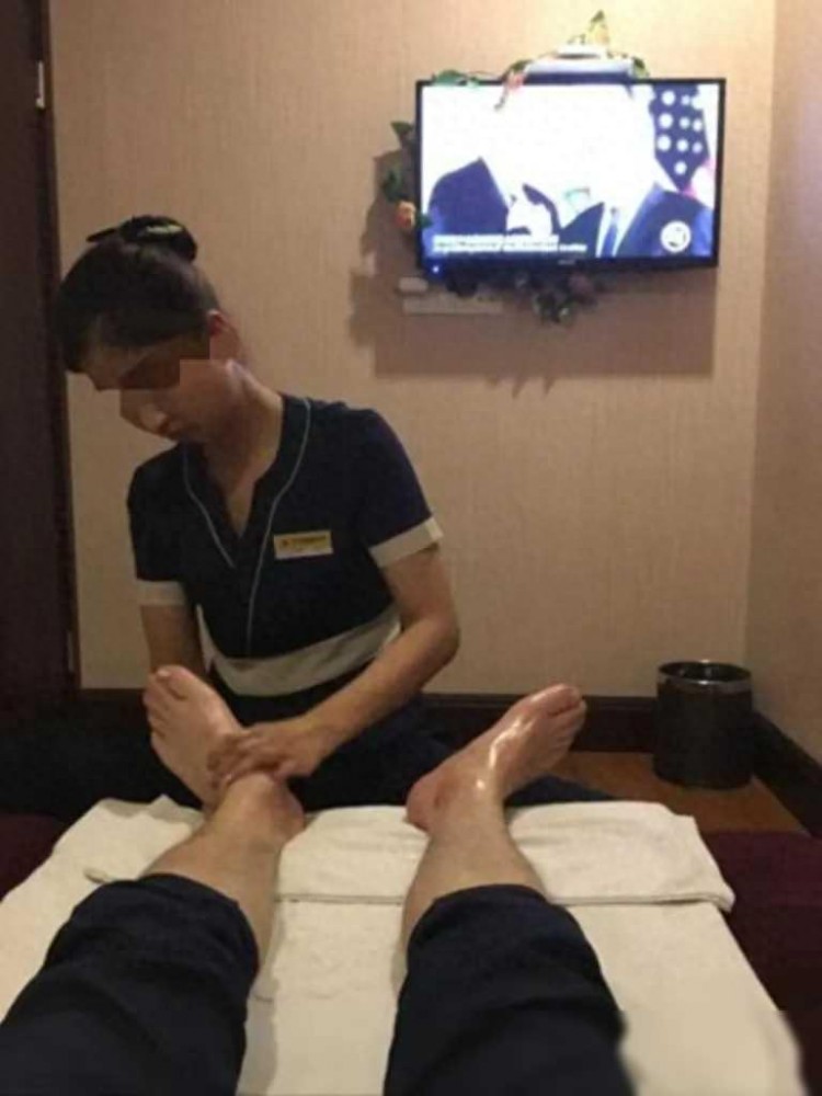 在廣西河池，男子到足浴店泡腳，對90后老板娘一見鐘情，并開始貧窮