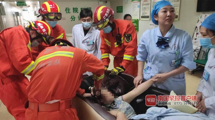 可怕!欽州一女子在醫(yī)院使用按摩椅時(shí)頭發(fā)被卷入椅背