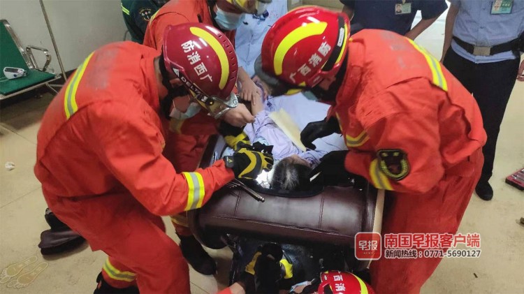可怕!欽州一女子在醫(yī)院使用按摩椅時(shí)頭發(fā)被卷入椅背