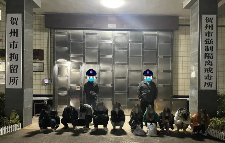 按摩店里藏貓膩八步警方搗毀賣(mài)淫窩點(diǎn)11人落網(wǎng)！