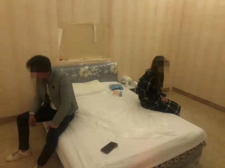 按摩店里藏貓膩八步警方搗毀賣(mài)淫窩點(diǎn)11人落網(wǎng)！