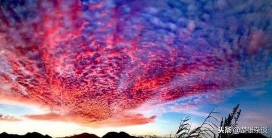 繼保山“火鳳凰”之后，楚雄也出現(xiàn)了火燒云！等待變天不如洗澡