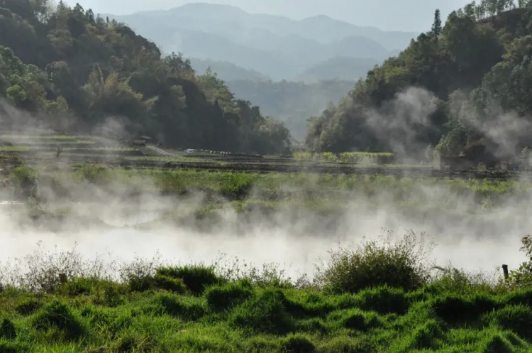 德宏旅游丨雨季虐我千百遍我待梁河溫泉如初戀