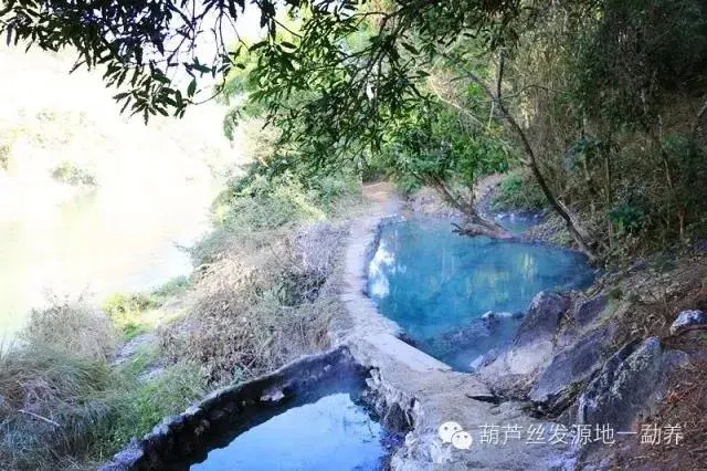 德宏旅游丨雨季虐我千百遍我待梁河溫泉如初戀