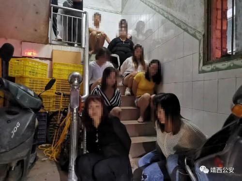 警方凌晨突擊清查24名涉黃人員被抓個正著