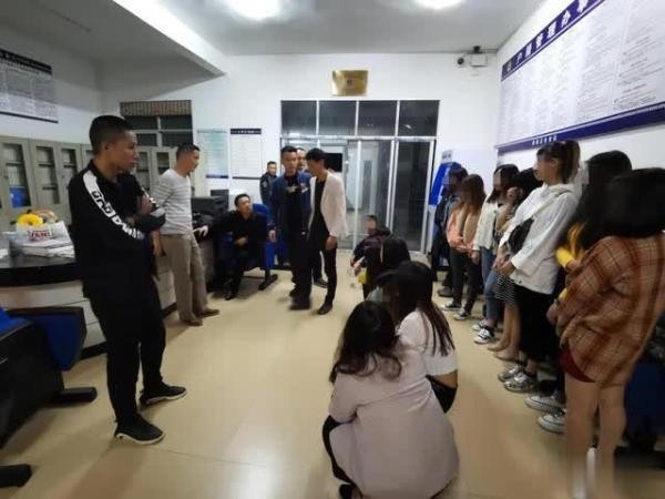 帥哥來呀……進來按摩消遣吧百色田林一賣淫窩點被警方一鍋端22名涉案人員被抓
