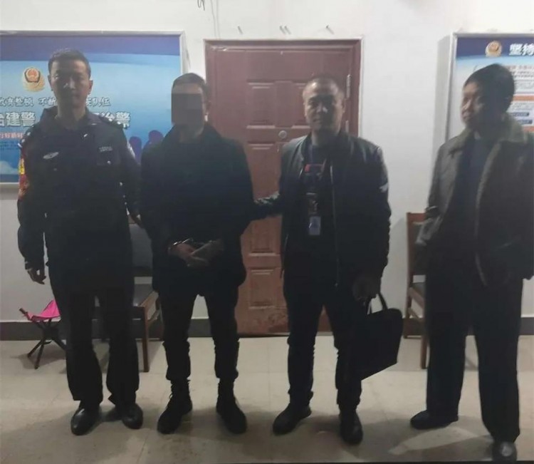 在拖欠了18名技師工資后，貴州一沐足店失去了聯系，一人被抓，一人自首