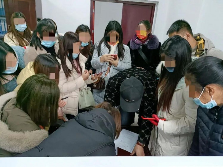 貴州一沐足店拖欠18名技師工資后失聯(lián)一個(gè)被抓一個(gè)自首