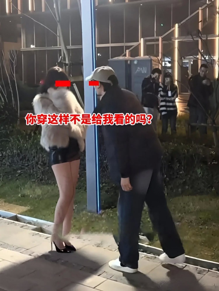 廣東：女技師拒絕表白，只是因?yàn)轭櫩筒辉诤踝约旱募夹g(shù)，被顧客當(dāng)眾罵