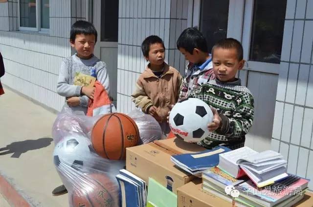 情寄留守愛暖童心白鹿溫泉公益活動走進平山縣古都小學