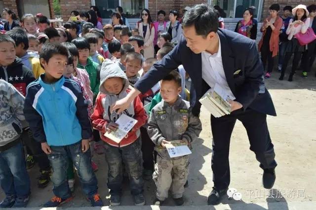 情寄留守愛暖童心白鹿溫泉公益活動走進平山縣古都小學
