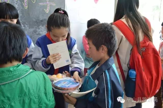 情寄留守愛暖童心白鹿溫泉公益活動走進平山縣古都小學