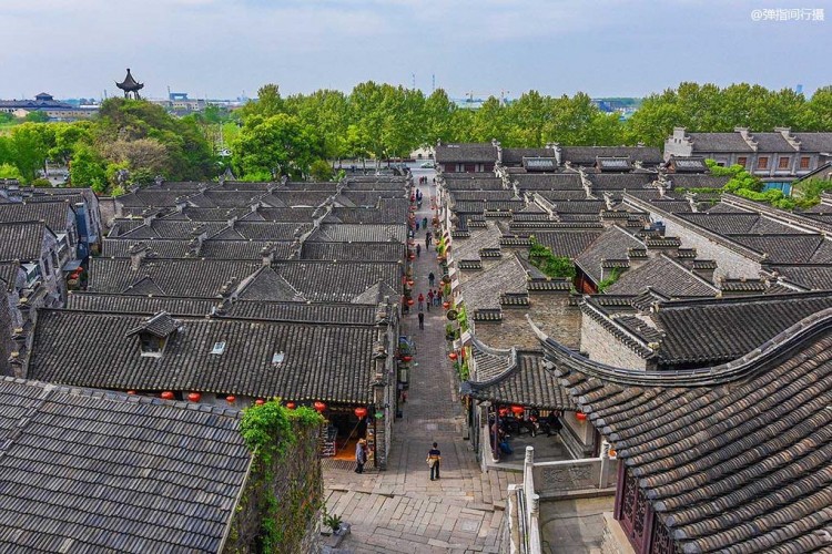 住在江蘇鎮(zhèn)江城市的標(biāo)志性建筑里，體驗(yàn)“云端”的精彩度假時(shí)光