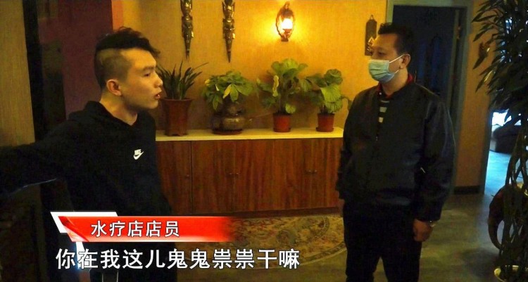 水療店里鬼鬼祟祟進來一個人想趁人不備偷手機民警當場驗身份
