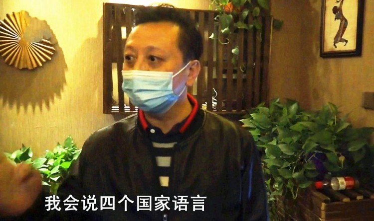 水療店里鬼鬼祟祟進來一個人想趁人不備偷手機民警當場驗身份