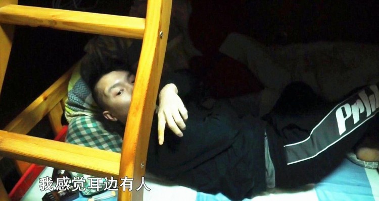 水療店里鬼鬼祟祟進來一個人想趁人不備偷手機民警當場驗身份