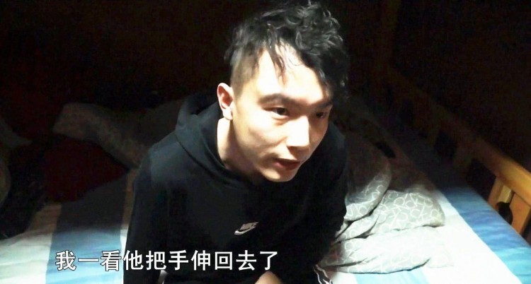 水療店里鬼鬼祟祟進來一個人想趁人不備偷手機民警當場驗身份