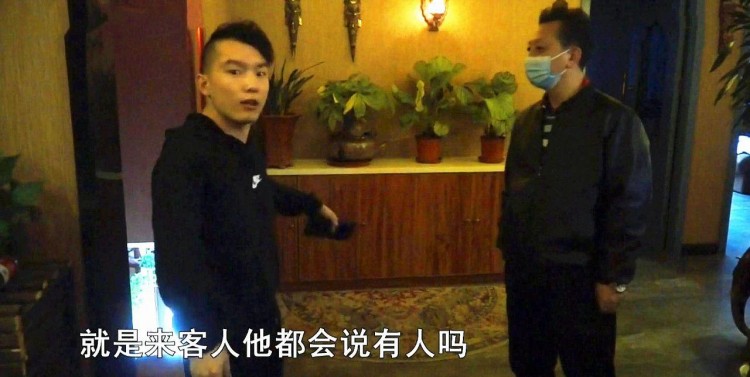 水療店里鬼鬼祟祟進來一個人想趁人不備偷手機民警當場驗身份