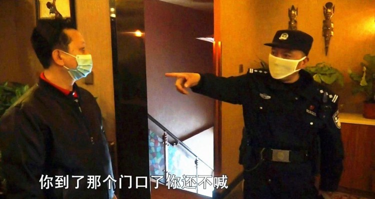 水療店里鬼鬼祟祟進來一個人想趁人不備偷手機民警當場驗身份