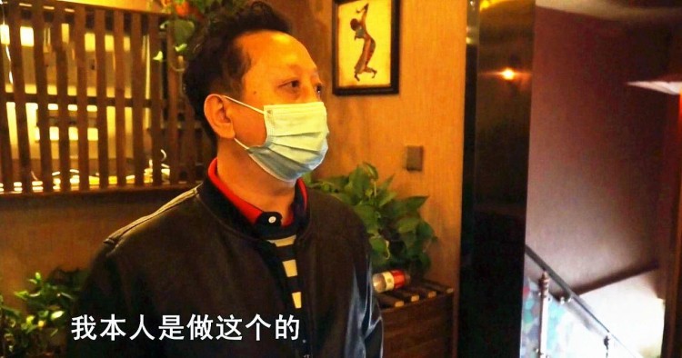 水療店里鬼鬼祟祟進來一個人想趁人不備偷手機民警當場驗身份