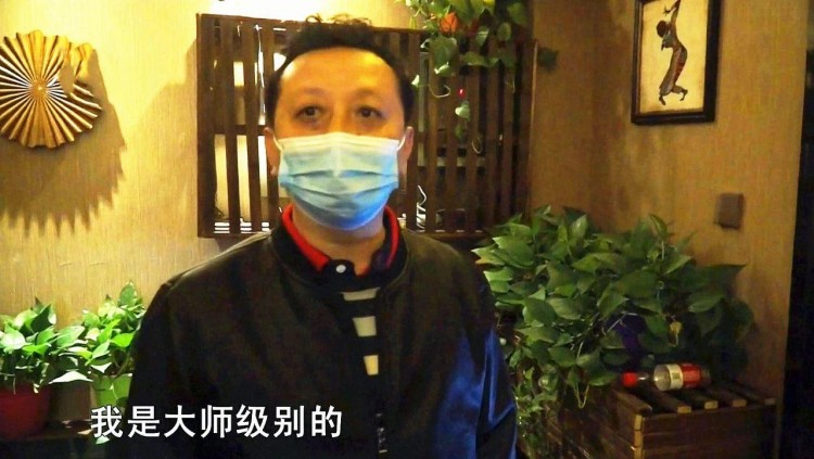水療店里鬼鬼祟祟進來一個人想趁人不備偷手機民警當場驗身份