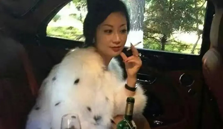 富婆云集的江蘇按摩店曝光年輕鴨子成為焦點！