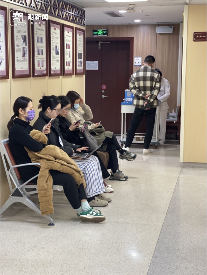 職場的卷脖子和腰最先感受到!推拿科夜門診里擠滿了年輕人