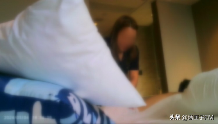 只要錢到位啥服務都能做！電梯里制服美女上門按摩廣告背后尺度大得驚人……